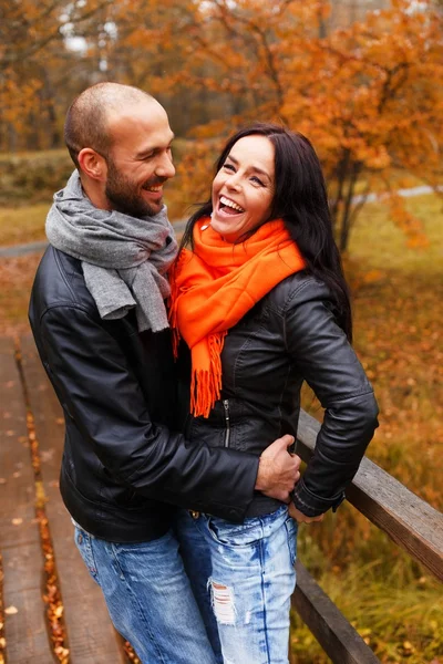 Glad medelålders par utomhus på vacker höstdag — Stockfoto