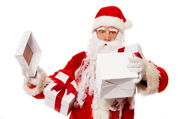 Surpris Père Noël avec boîte cadeau ouverte isolé sur fond blanc — Photo