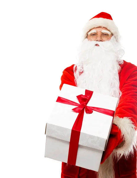 Санта-Клаус представляет подарочную коробку на белом фоне — стоковое фото