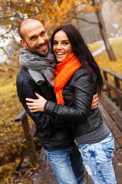 Feliz casal de meia-idade ao ar livre — Fotografia de Stock