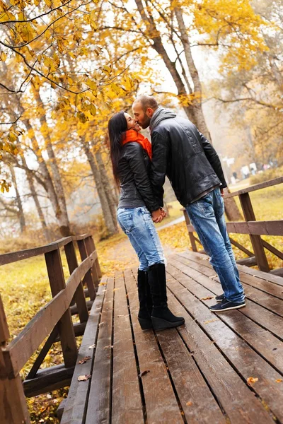 Feliz casal de meia-idade beijando ao ar livre no belo dia de outono — Fotografia de Stock