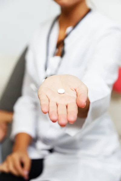 Mão do médico feminino com pílula única — Fotografia de Stock