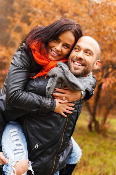 Happy middle-aged couple outdoors on beautiful autumn day — Stock Photo, Image