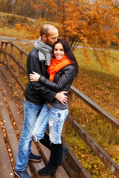 Heureux couple d'âge moyen à l'extérieur — Photo