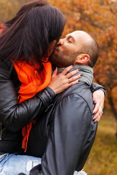 Glückliches Paar mittleren Alters küsst sich an einem schönen Herbsttag im Freien — Stockfoto