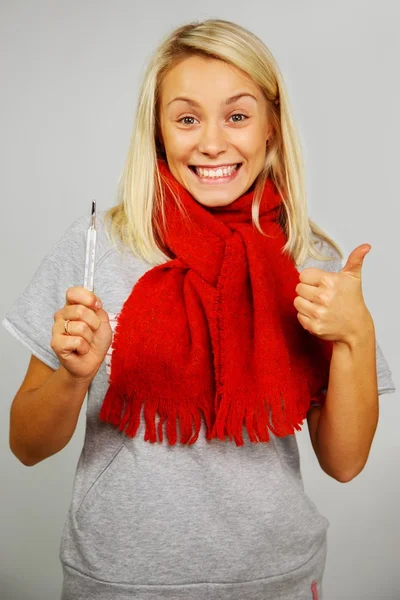 Glad sjukt ung kvinna med termometer — Stockfoto