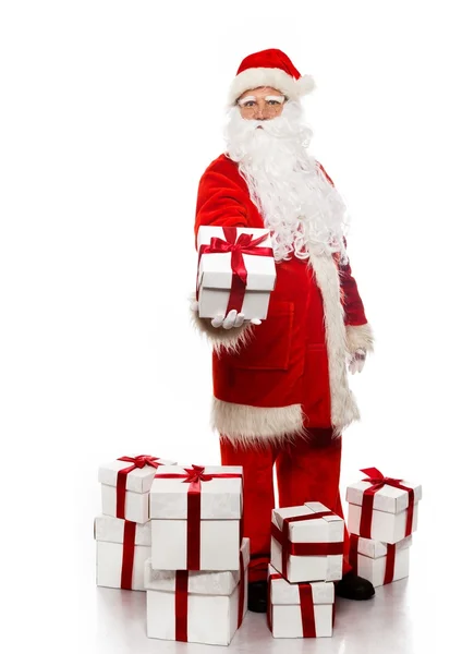 Papai Noel com caixas de presente isoladas em fundo branco — Fotografia de Stock