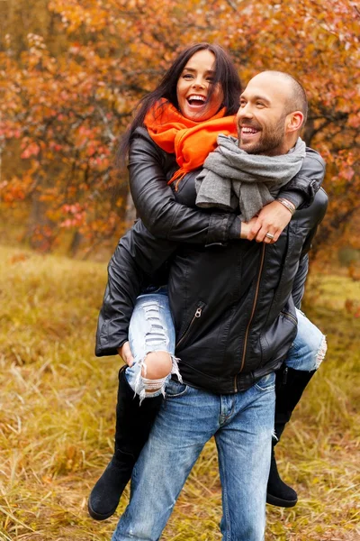 Joyeux couple d'âge moyen à l'extérieur le beau jour d'automne — Photo