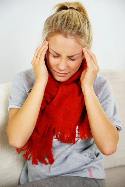 Hasta bir sarışın genç kadın baş ağrısı ile — Stok fotoğraf