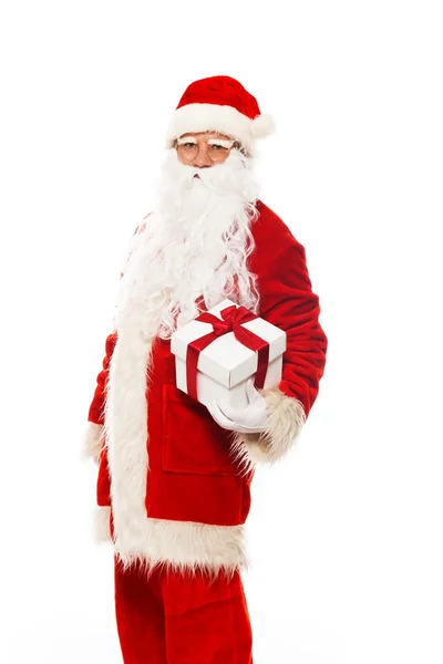 Weihnachtsmann präsentiert Geschenkbox isoliert auf weißem Hintergrund — Stockfoto
