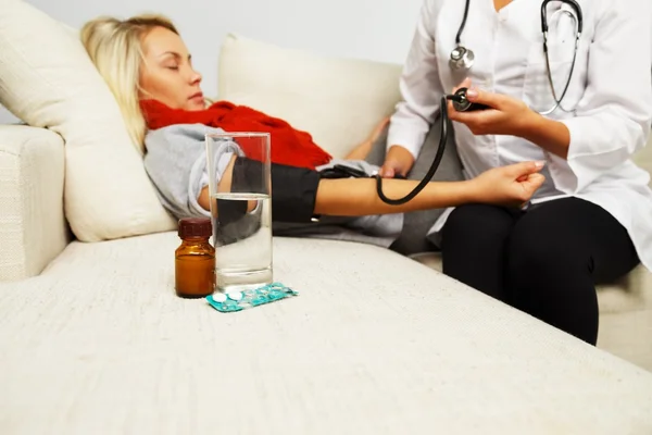 Young female doctor and her patient — Stock Photo, Image