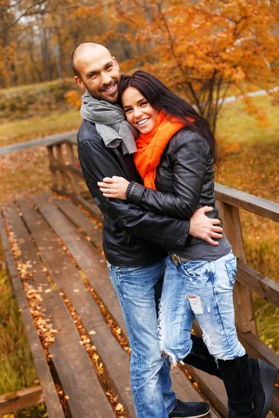 Felice coppia di mezza età all'aperto nella bella giornata autunnale — Foto Stock