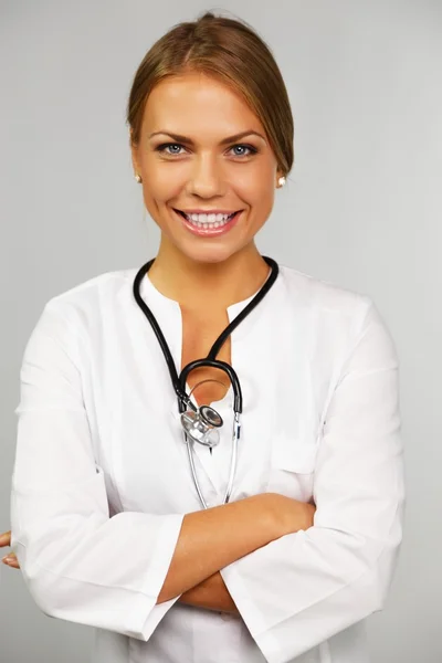 Belle jeune femme médecin avec stéthoscope — Photo