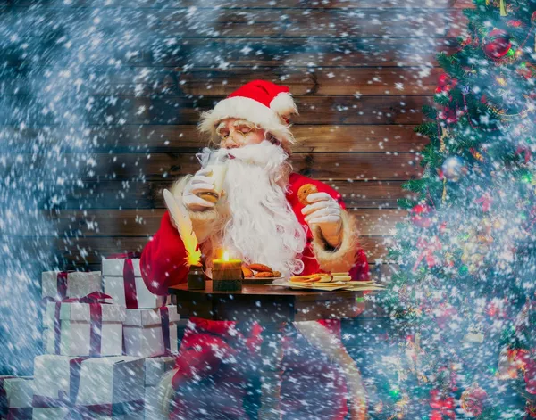 Jultomten i trä heminredning med glas mjölk och havregryn kakor — Stockfoto