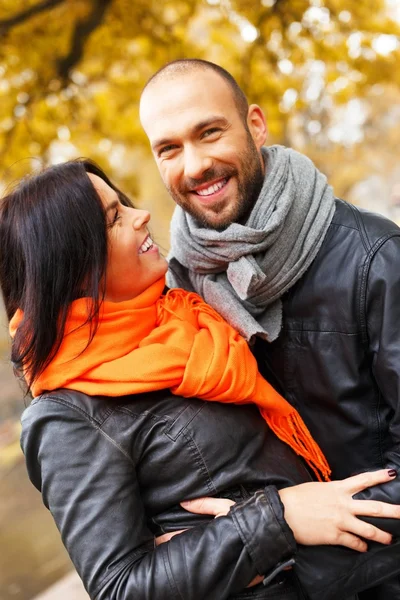 Feliz casal de meia-idade ao ar livre no belo dia de outono — Fotografia de Stock