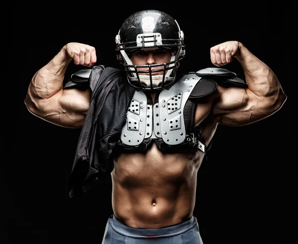 Jogador de futebol americano usando capacete e armadura protetora — Fotografia de Stock
