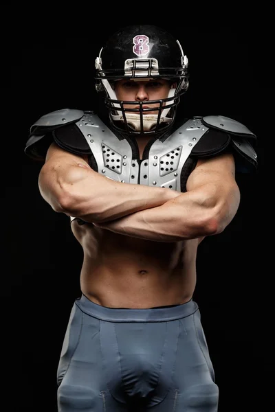 Jugador de fútbol americano con casco y armadura protectora — Foto de Stock