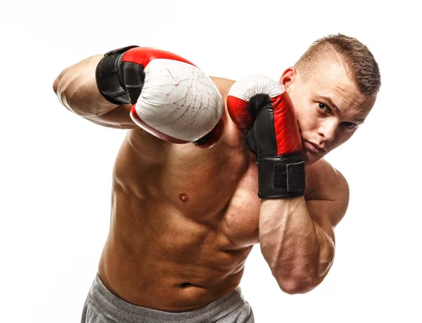 Bonito jovem musculoso usando luvas de boxe — Fotografia de Stock