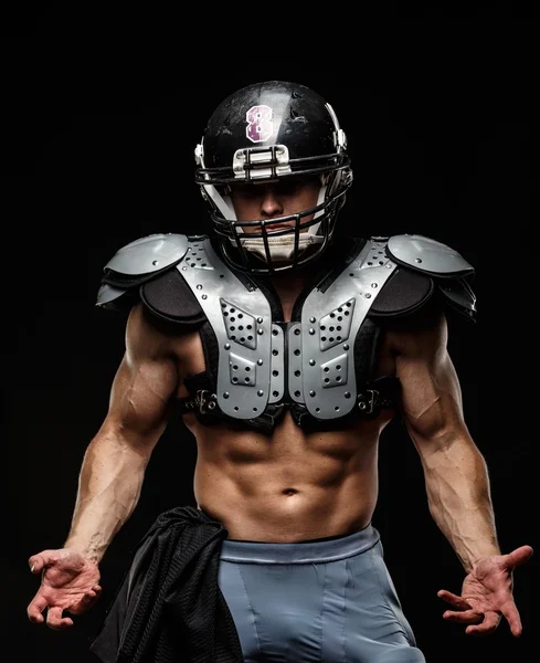 Amerikansk fotboll-spelare bär hjälm och skyddande pansar — Stockfoto