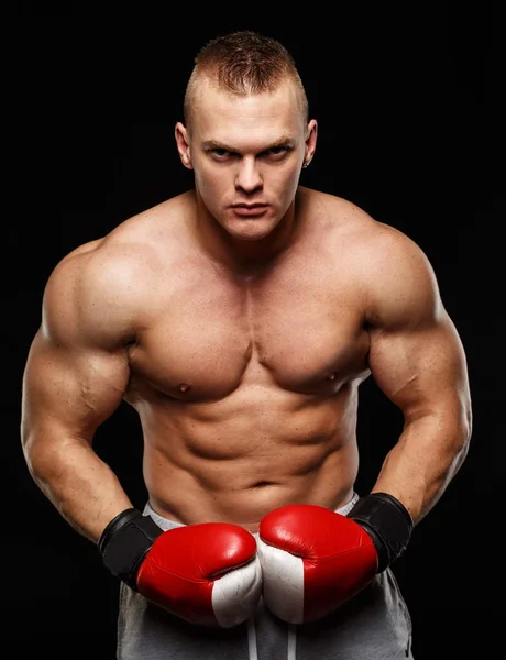 Guapo musculoso joven usando guantes de boxeo — Foto de Stock