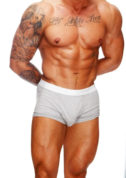 Hombre con hermoso torso musculoso tatuado en ropa interior — Foto de Stock