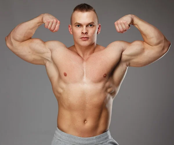 Hombre guapo con el torso muscular posando —  Fotos de Stock