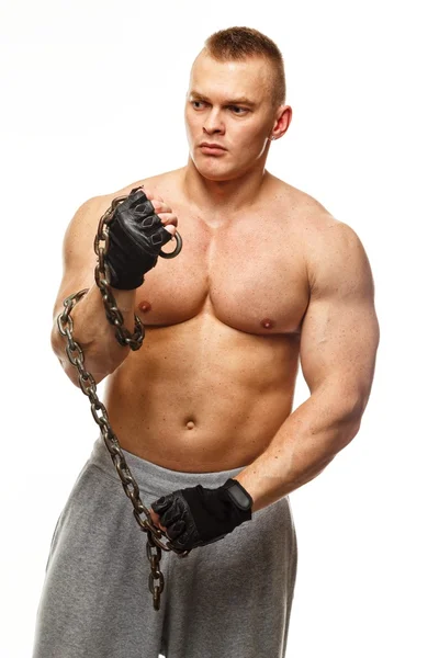 Bonito jovem homem muscular com corrente — Fotografia de Stock