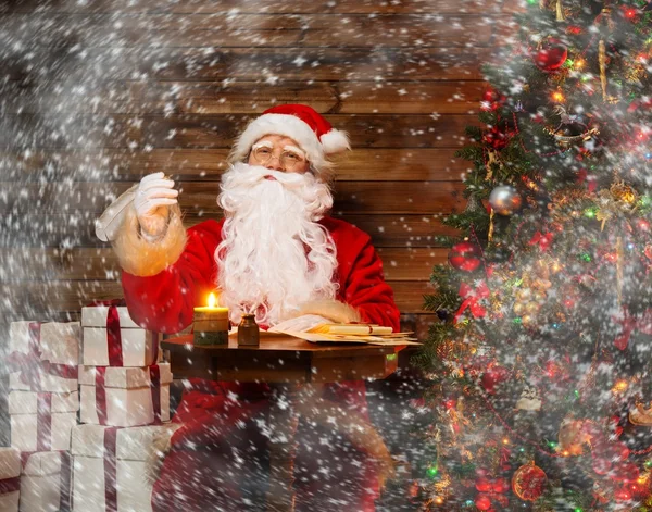 Noel Baba'ya ahşap ev iç tablo oturan ve mektup tüy kalemle yazma — Stok fotoğraf