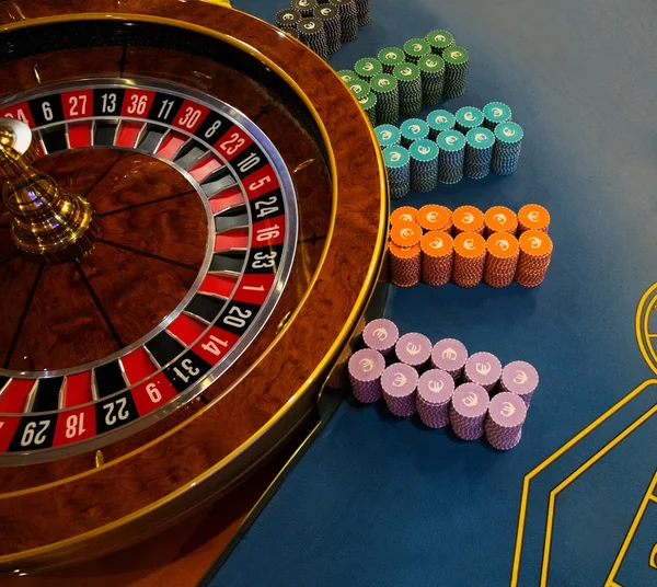 Τα τυχερά παιχνίδια τραπέζι με ρουλέτα στο καζίνο — Φωτογραφία Αρχείου