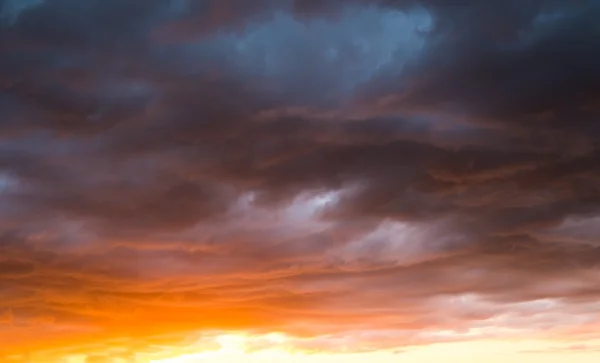 Schöner farbenfroher Blick auf den Himmel — Stockfoto