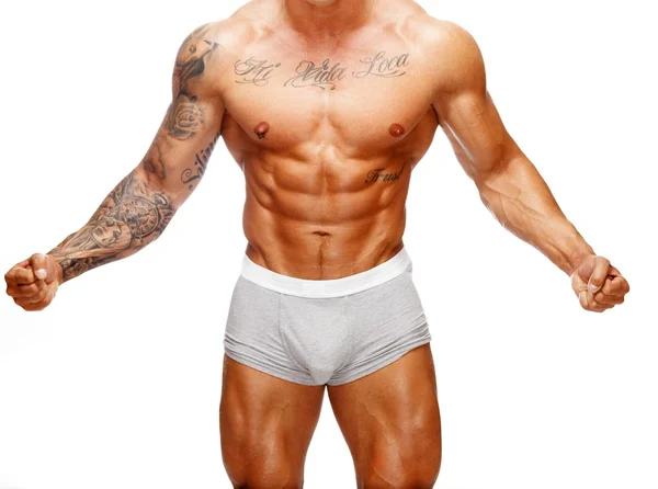Человек с красивым мышечным татуированным туловищем в нижнем белье — стоковое фото