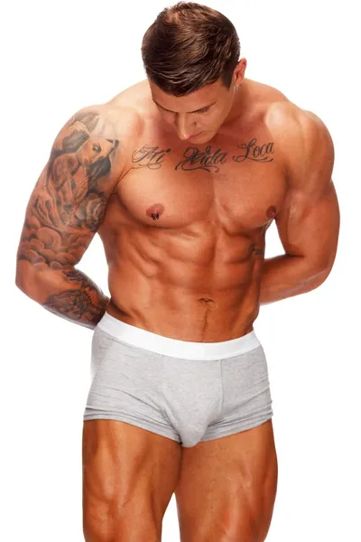 Mann mit muskulös tätowiertem Oberkörper in Unterwäsche — Stockfoto