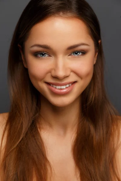 Jonge positieve brunette meisje met mooie glimlach — Stockfoto