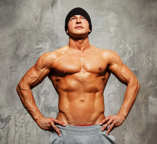 Hombre guapo con torso muscular en gorro sombrero posando —  Fotos de Stock