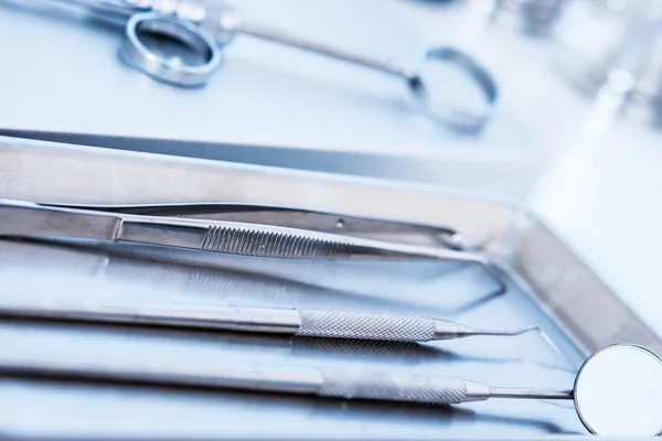 Stříkaček v ordinaci zubního lékaře a dentální nástroje — Stock fotografie