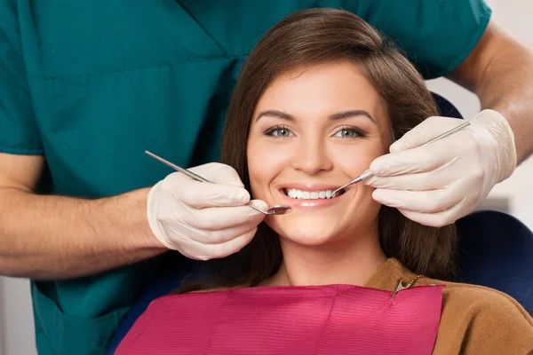 Joven hermosa morena en la cirugía del dentista — Foto de Stock