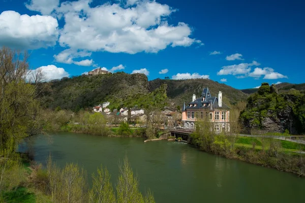 Antiguo pueblo de Ambialet en el río Tarn, Francia — Foto de Stock