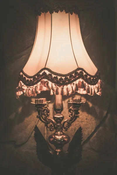 Vintage lampa på en vägg — Stockfoto