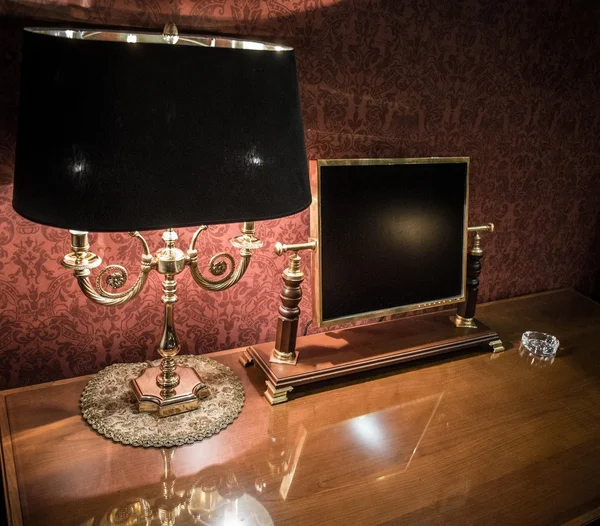 Lâmpada e tela lcd no interior estilo vintage — Fotografia de Stock