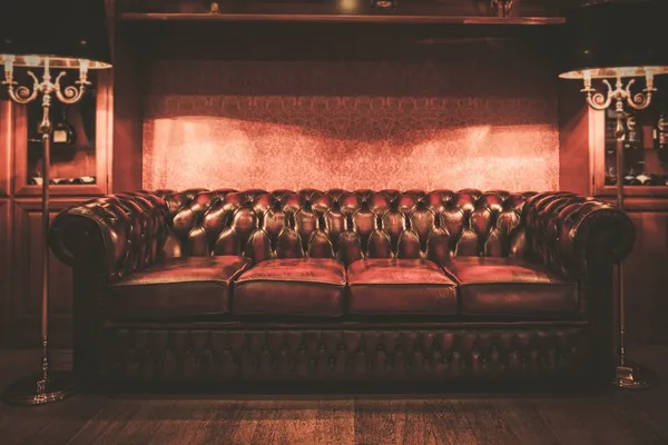 Sofá de couro em estilo vintage interior de luxo — Fotografia de Stock