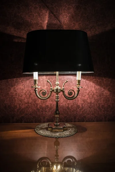 Lampe im Vintage-Stil auf einem polierten Holztisch — Stockfoto