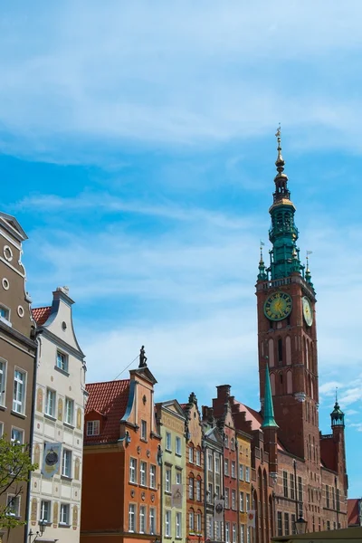 Domy a zvonicí ve starém městě Gdaňsku, Polsko — Stock fotografie