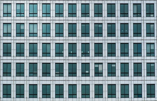 Janelas de um edifício de escritório moderno — Fotografia de Stock