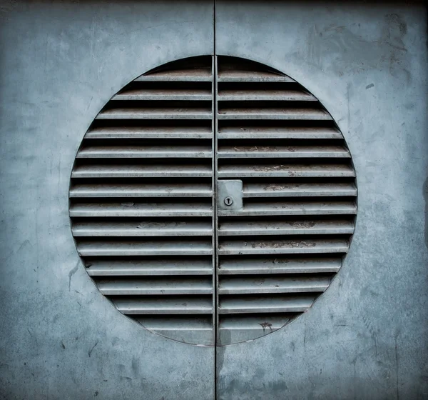 Eixo de ventilação com um buraco de fechadura — Fotografia de Stock