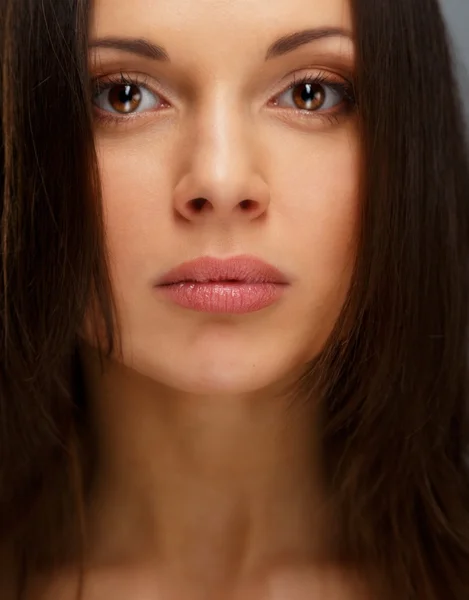 Piękna młoda kobieta brunetka z brązowe oczy i długie włosy — Zdjęcie stockowe
