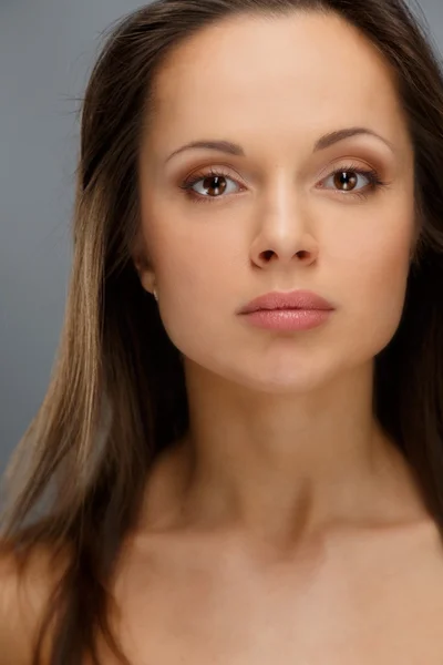 Vacker ung brunett kvinna med bruna ögon och långt hår — Stockfoto