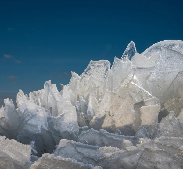 Pezzi di ghiaccio taglienti contro il cielo blu — Foto Stock