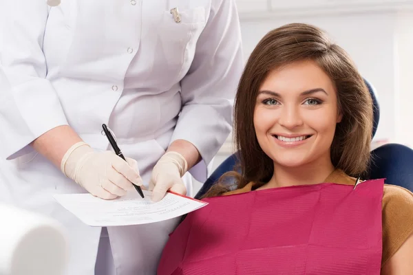 Jovem morena com belo sorriso visitando dentista — Fotografia de Stock