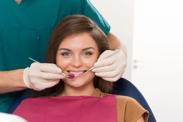 Jeune femme brune au cabinet du dentiste — Photo