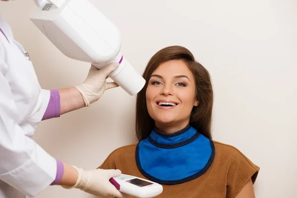 Dentista fazendo radiografia de uma paciente feliz do sexo feminino — Fotografia de Stock